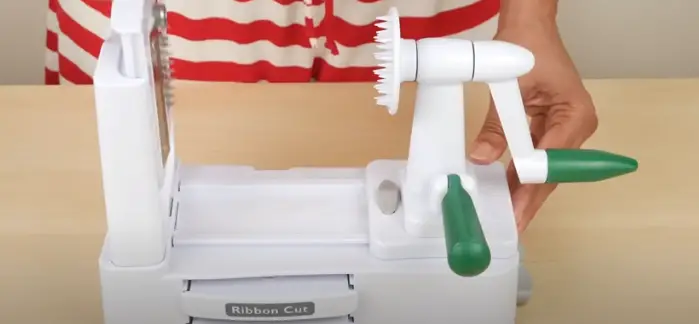 Set spiral slicer on flat surface STEP 1 Blades Selection