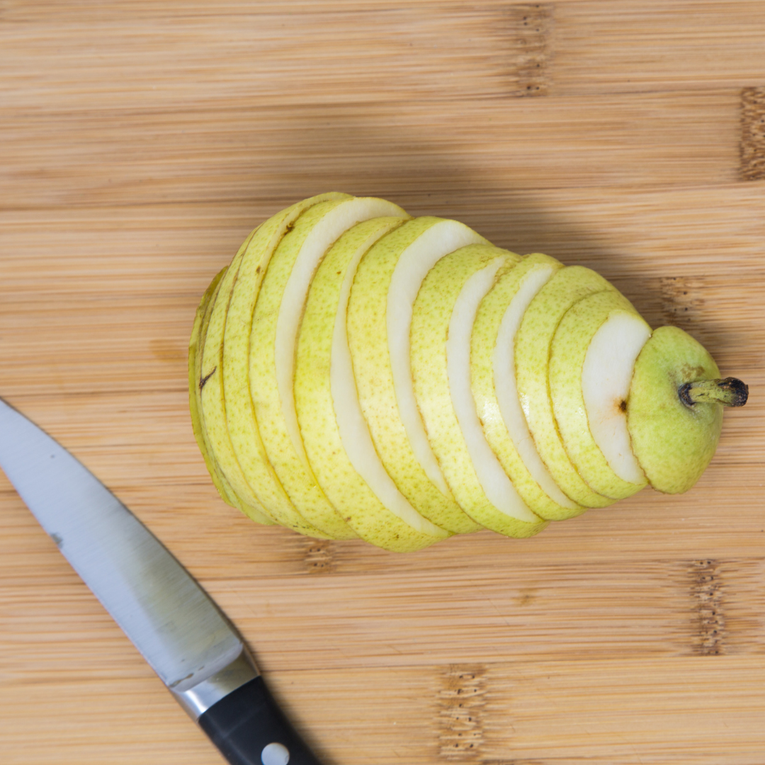 The best way to peel and slice pears with a knife