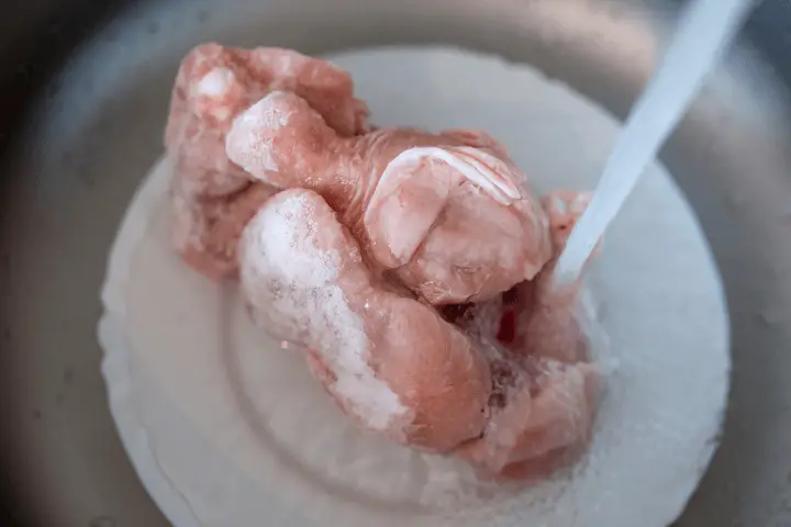 Using Cold Water defrosting meat with water