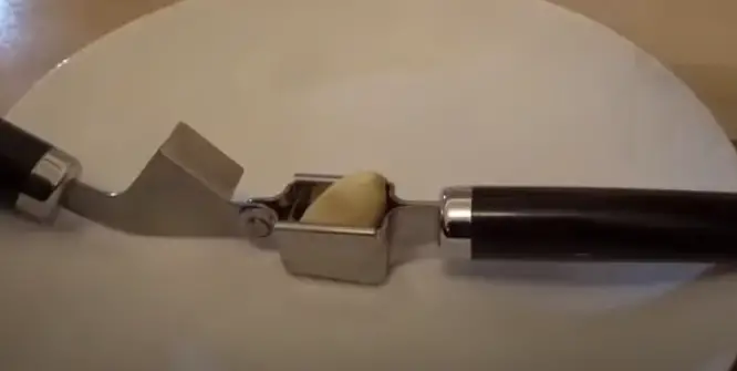 Step to slicing Garlic