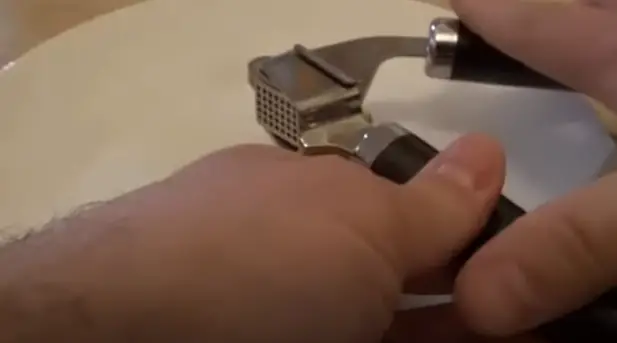 Step to slicing garlic