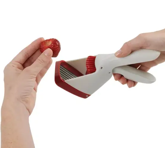 Handheld strawberry slicers
