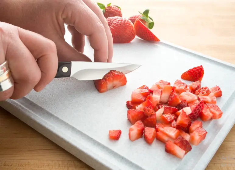 Cut strawberries without a slicer