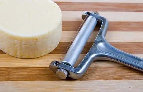 Rolling cheese slicer