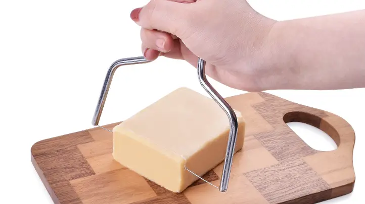 Wire cheese slicer