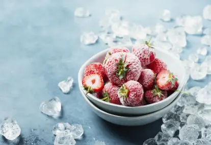 Best strawberry cake with frozen strawberries