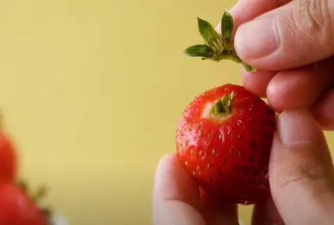 How To Decorate a Cake With Strawberries