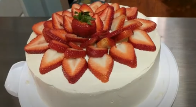 How to decorate a cake with strawberries