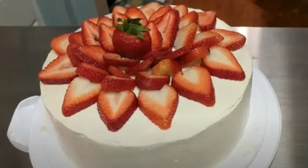 How to Cut Strawberries How to Decorate a Cake with Strawberries