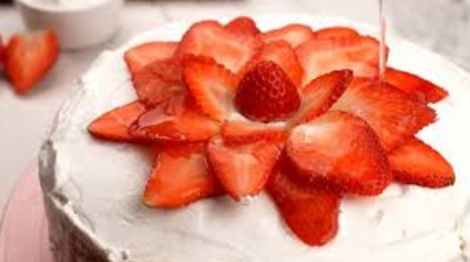 How to decorate a cake with strawberries