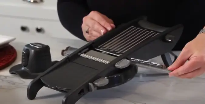 Inserting The Blade Inserting the blade