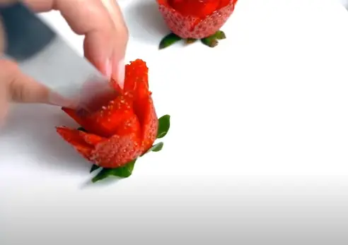 How to make strawberry flowers