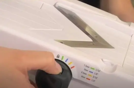 Selecting Thickness Reinsert the julienne & thickness cylinder