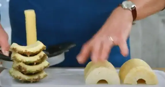 Remove the pineapple slices Remove the pineapple slices