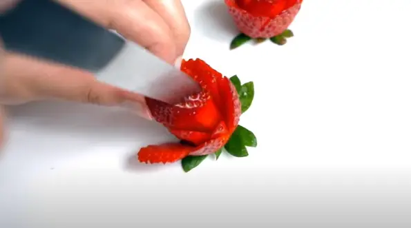 How to cut strawberries into roses