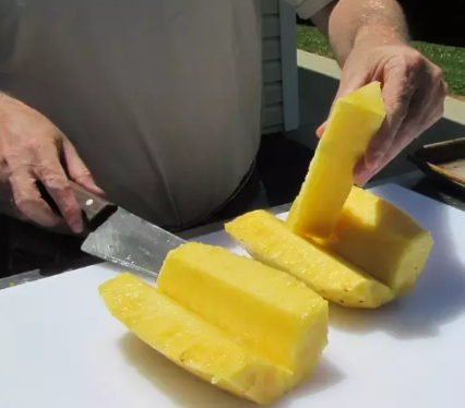 Should you remove the pineapple core