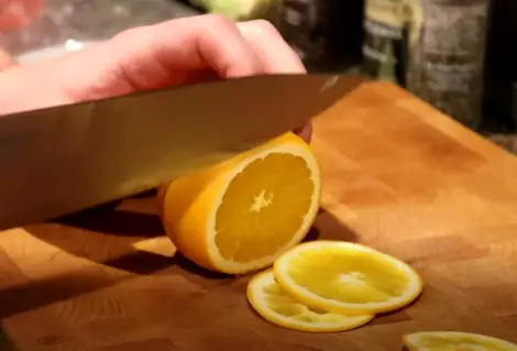 Slice oranges into thin rounds 