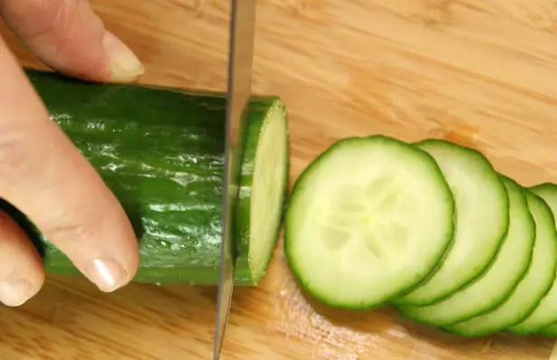 Slice the cucumbers into thin slices Slice the cucumbers into thin slices