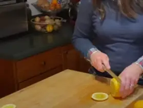 Start washing the oranges and slicing Start washing the oranges and slicing