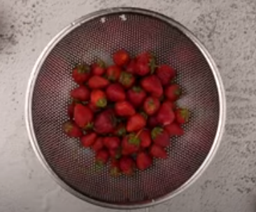 How to make a fan out of a strawberry for cake decorating