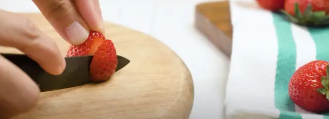 How to make a strawberry flower on a cake?