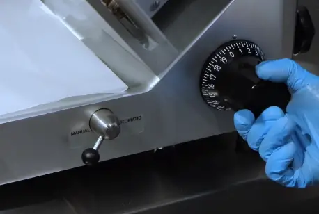 Adjust the slicing thickness knob Adjust the slicing thickness knob