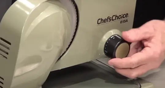 Adjusting Thickness With Knob Adjusting thickness and turning on the slicer