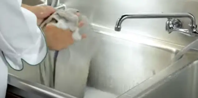 Use clean cloth for dry parts Dry all the parts with a clean cloth