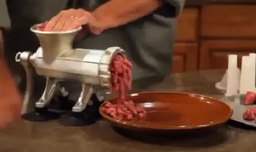 Grind the meat until it comes out Grind the meat until it comes out