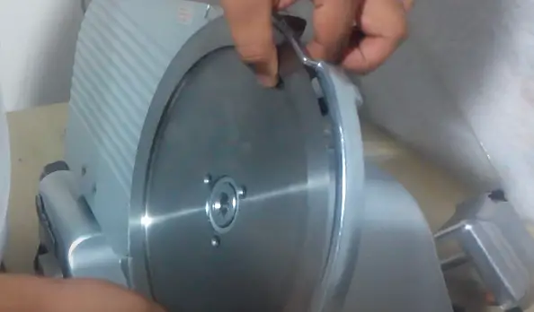 How To Replace The Blade Replacing the blade