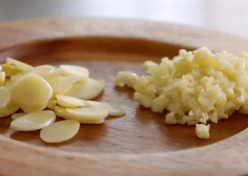 Sliced vs minced garlic