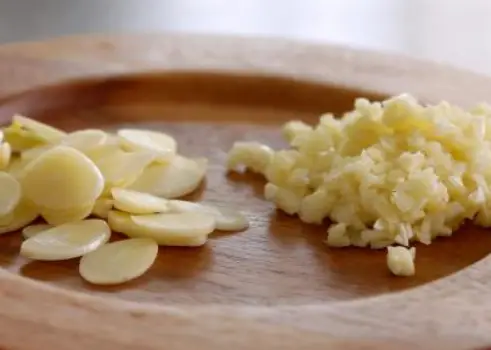 Sliced vs Minced Garlic