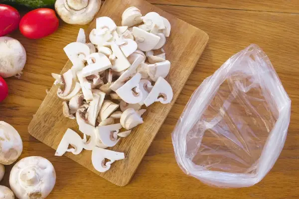 Storing sliced mushrooms