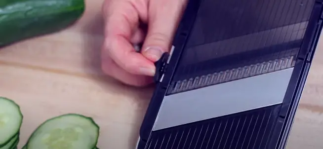 Adjust the Slice Thickness with knob Adjust the Slice Thickness