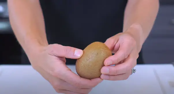 Choose a ripe kiwi foe slicing Choose a ripe kiwi