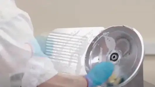 Clean the blade regularly Clean the blade