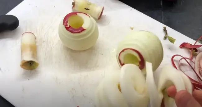 Creating Decorative Cuts Of Apple Creating decorative cuts
