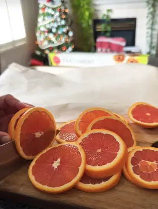 Cut the oranges into slices, approximately three centimeters thick Cut the oranges into slices