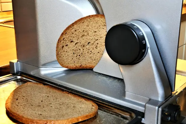 How do bakers slice freshly sliced bread
