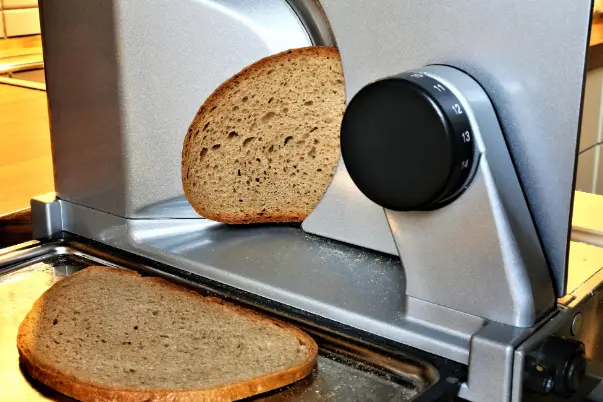 How to slice a loaf of bread How do bakers slice freshly sliced bread