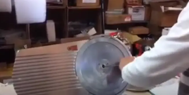 How to adjust the blade on slicer How would you adjust the blade on a meat slicer
