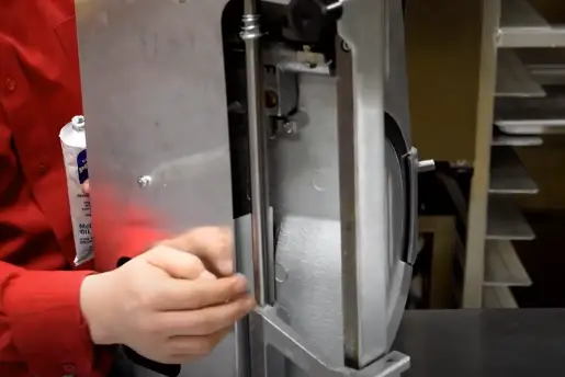 Use a food-grade lubricant to lubricate the slicer Lubricate the Slicer