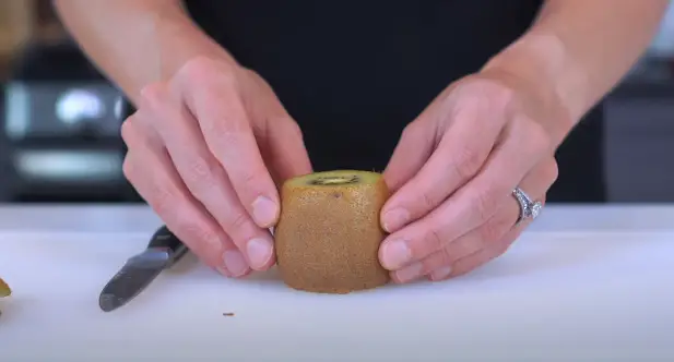 Place the kiwi's on a cutting board. Place the kiwi's flat