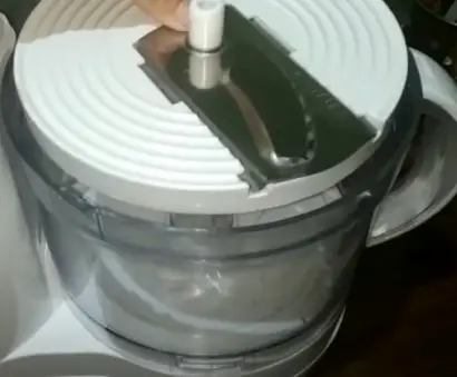 Making sure disc is securely in place Set Up the Food Processor