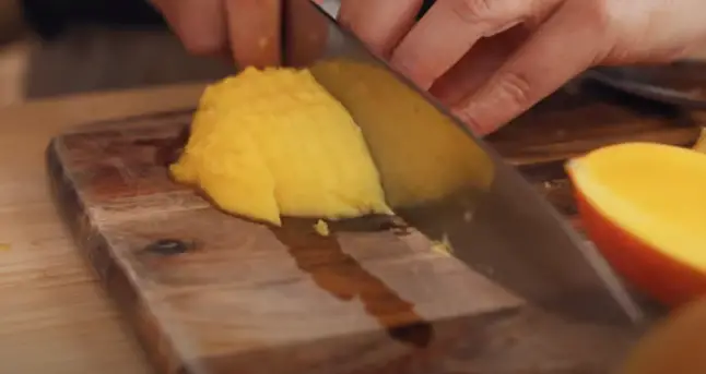 Slice the mangoes evenly