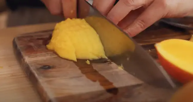 Slice the mangoes evenly to promote uniform dehydration Slice the mangoes evenly