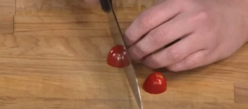 Slicing cherry tomatoes into quarters