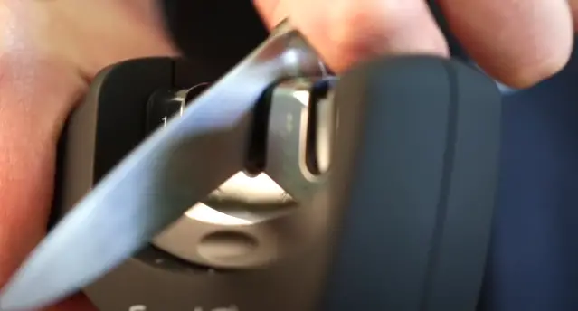 Once the knife is sharp, you can refine the edge using the fine slot. Switch to the Fine Slot