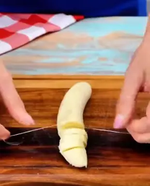 Using A Thread For Slicing Banana Using a thread