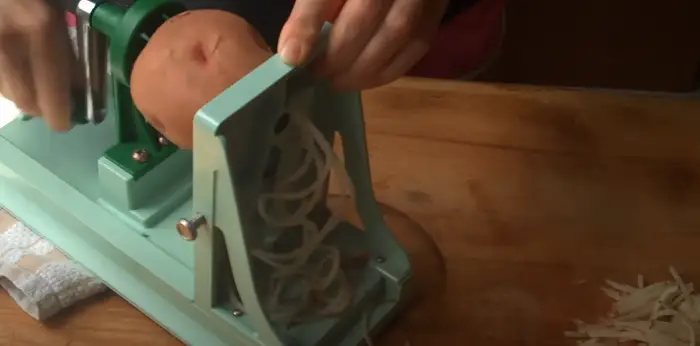How To Use Benriner Turning Vegetable Slicer Using the slicer